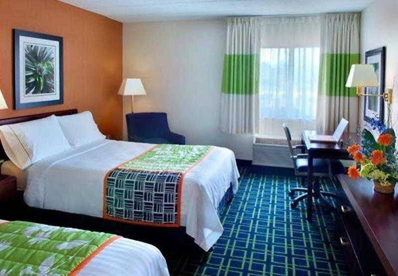 Fairfield Inn By Marriott Еймсбері Екстер'єр фото